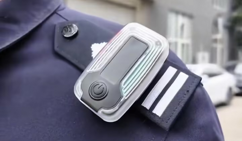 江苏南京为执勤警力部署“黑飞”无人机识别设备，民警可通过“肩灯”接收器定位当事人位置(图1)